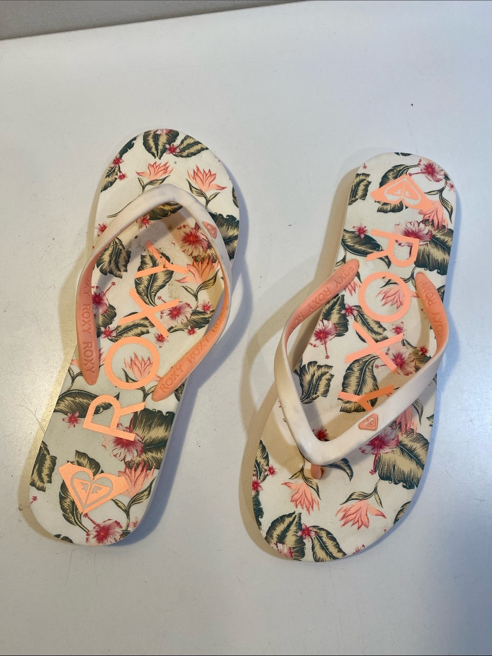 Roxy Floral Flip Flops in Peach & Cream Fits 9